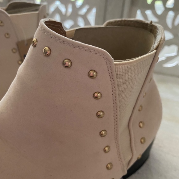 NEW! SEVEN7 PIXIE WOMENS BOOTS CHELSEA WESTERN STYLE STUDS IVORY CREAM SUEDE 9 - Picture 5 of 11